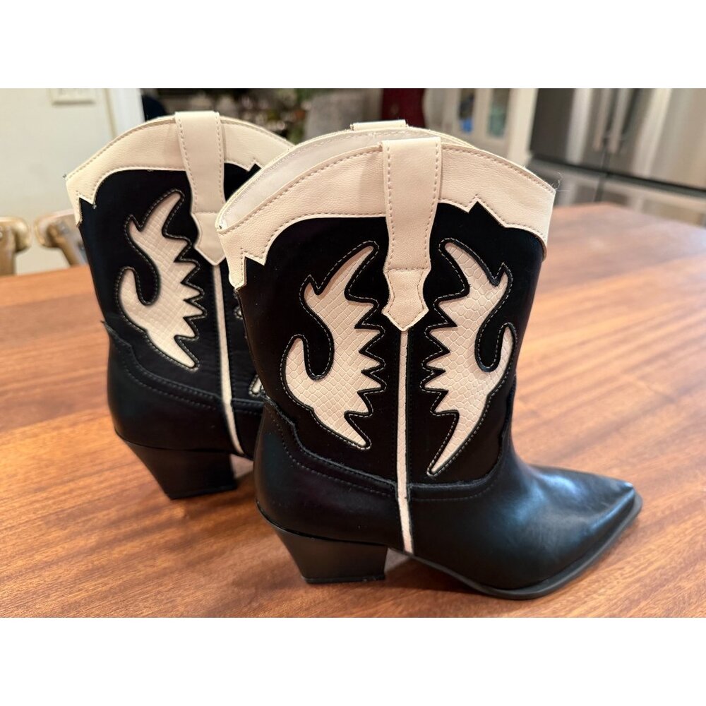 Oasis Society "Houston Boots" size 6